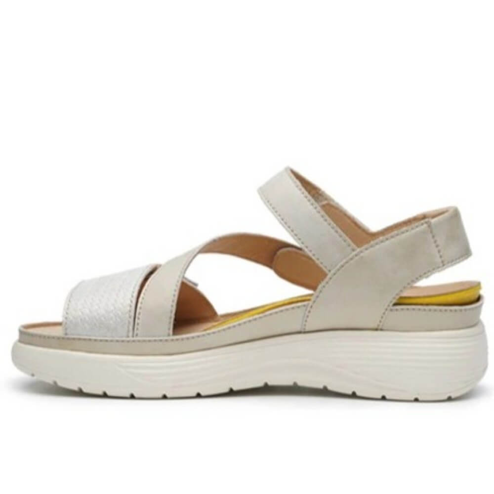 G comfort Beige sandal with a platform sole on a white background