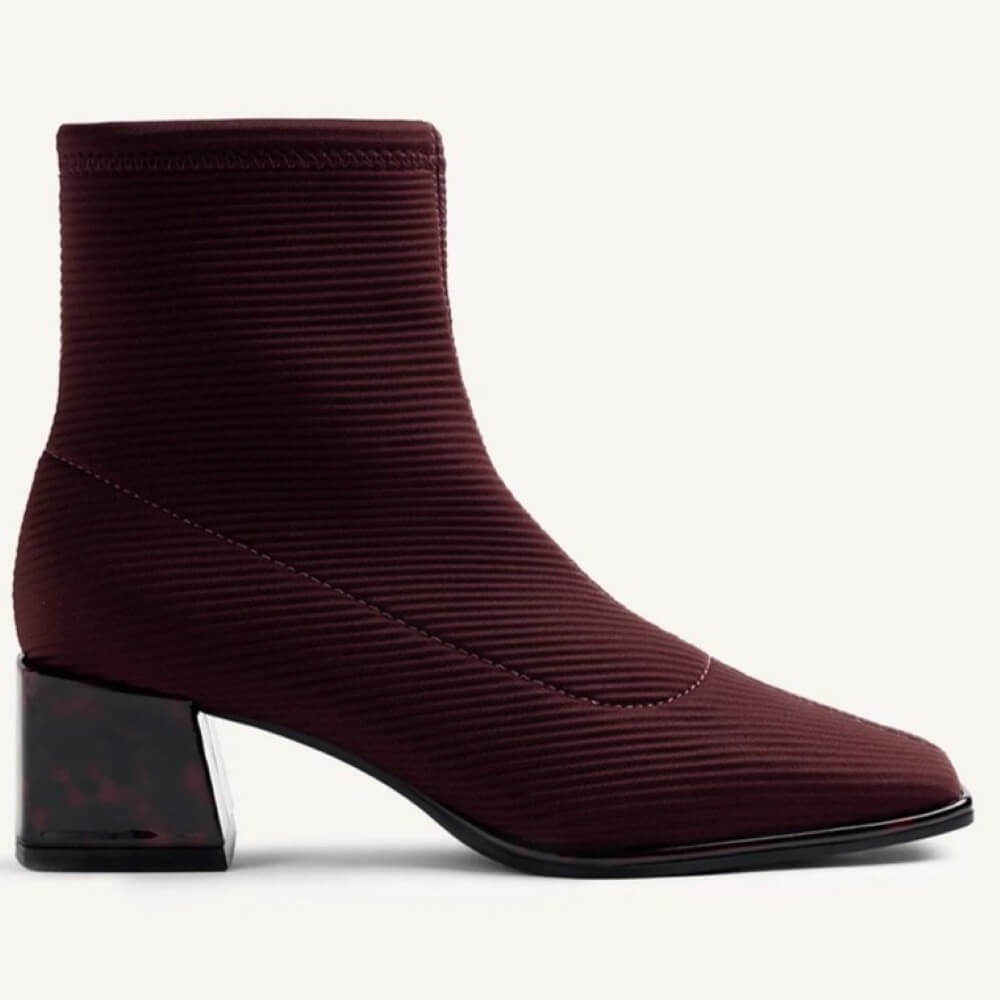 Gioseppo Burgundy ankle boot with sock-like shaft. Patent block heel with tortoiseshell effect.