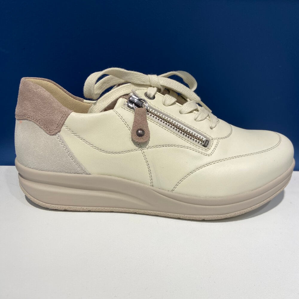 Hartjes Wide M Fit Beige sneaker with a zipper on a white platform against a blue background