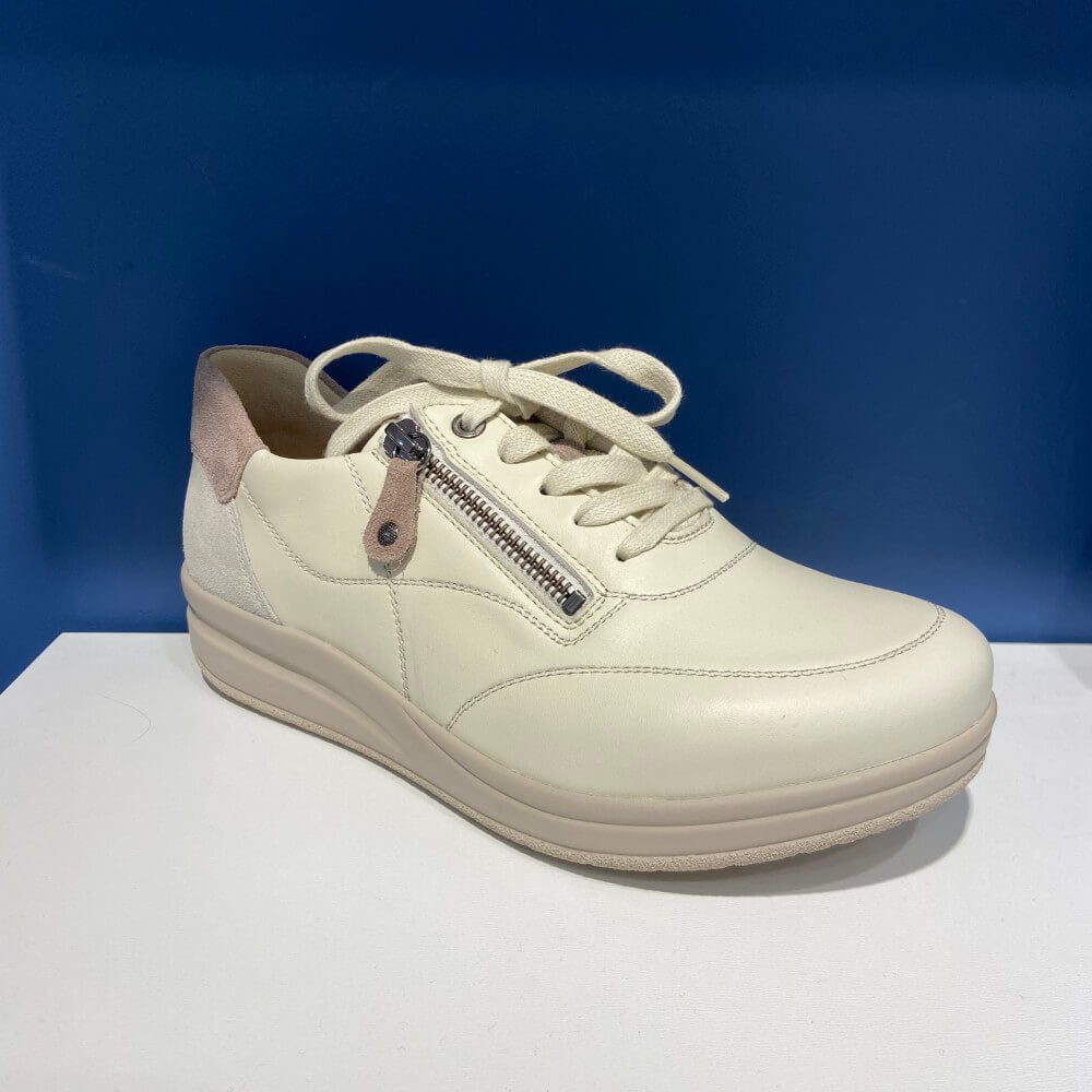Hartjes Wide M Fit Beige sneaker with a zipper on a white platform against a blue background