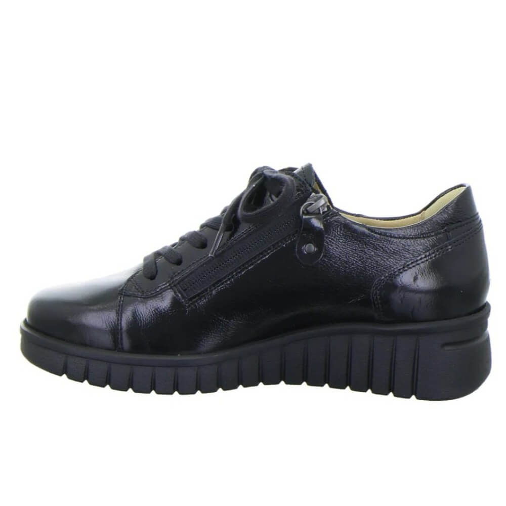 Hartjes Black leather shoe with a thick sole on a white background Hartjes Country 162.2201HARTJES Laced Leather Shoe H-Fit Black