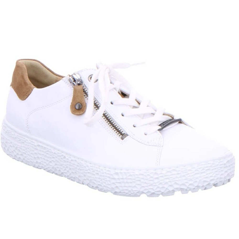 White sneaker with a brown heel tab on a white background Hartjes Phil 162.1418 H-Fit white-cognac
