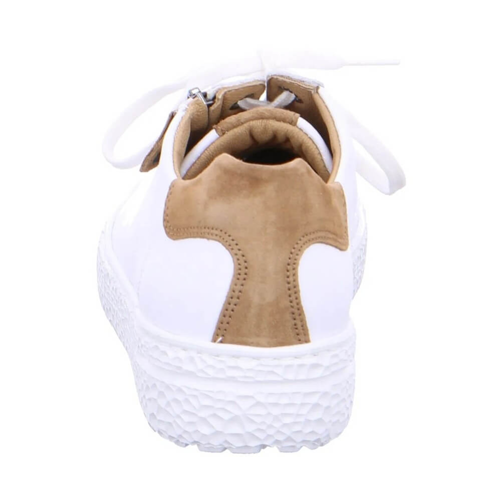 White sneaker with a brown heel tab on a white background Hartjes Phil 162.1418 H-Fit white-cognac