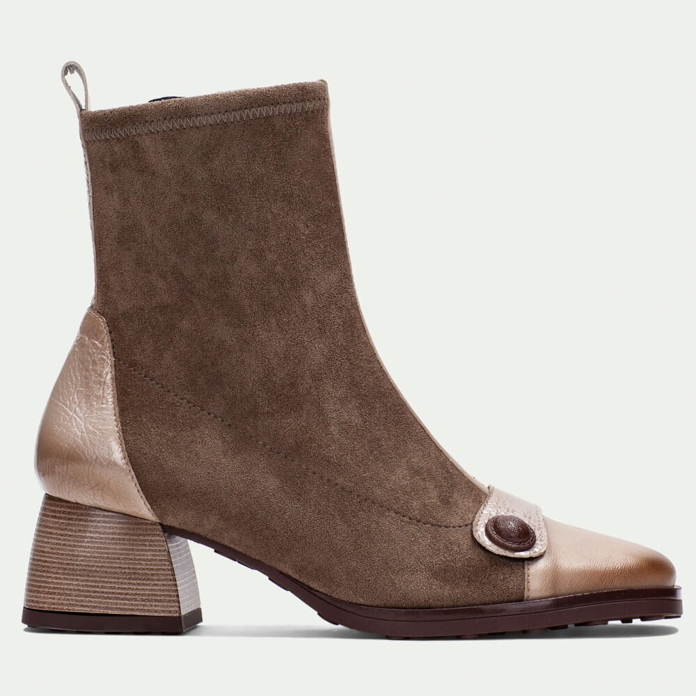 Brown ankle boot with beige heel and decorative button on a white background Hispanitas Marsell HI254219-TAUPE ankle boots