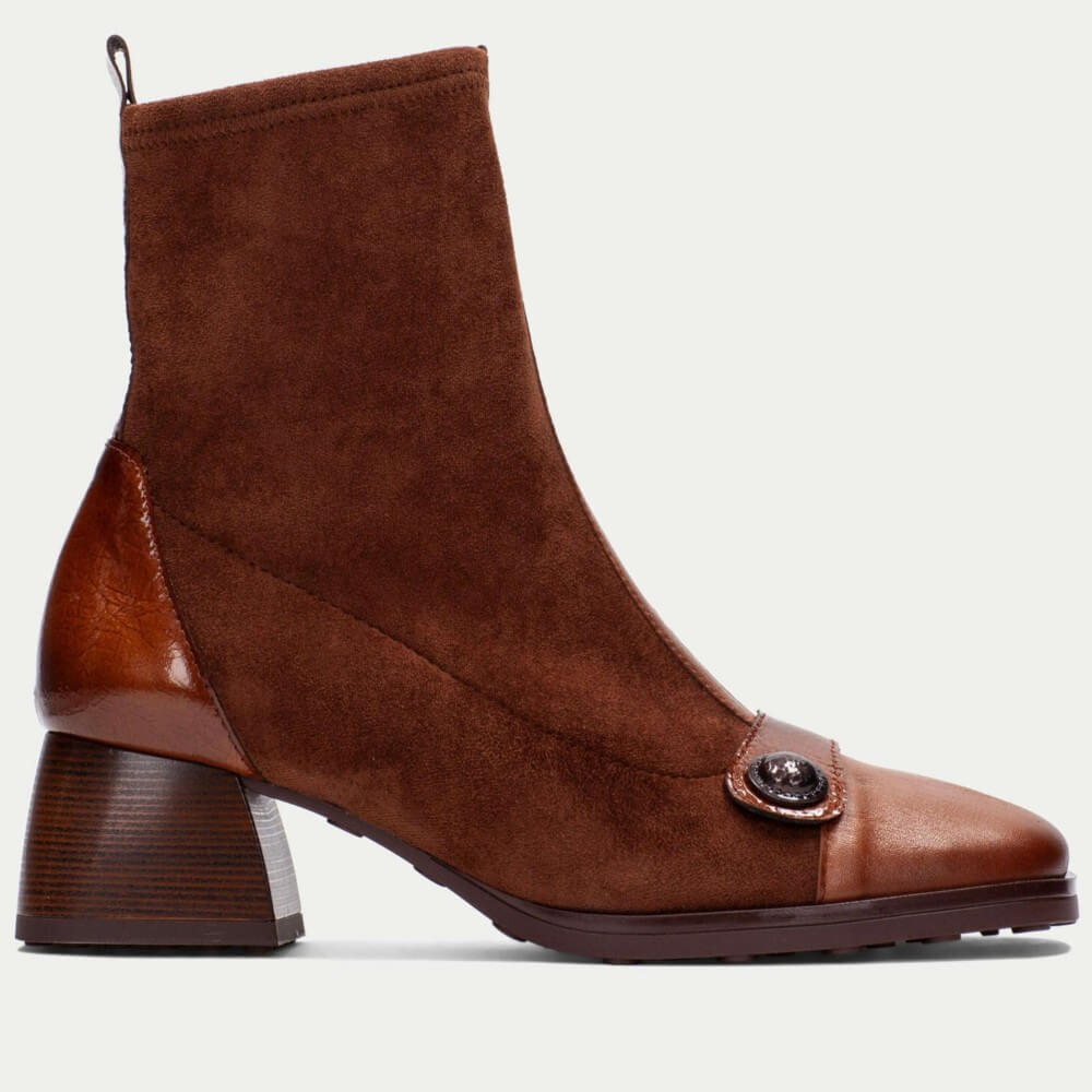 Tan Brown ankle boot with a block heel on a light gray background Hispanitas Marsell HI254219 Tan ankle boots
