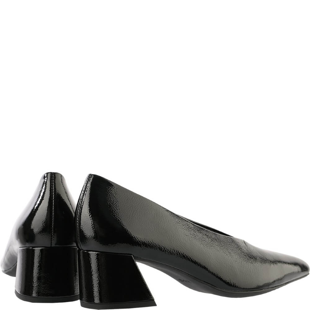 Black patent leather pump on a white background Högl's pumps Marie 10 4535