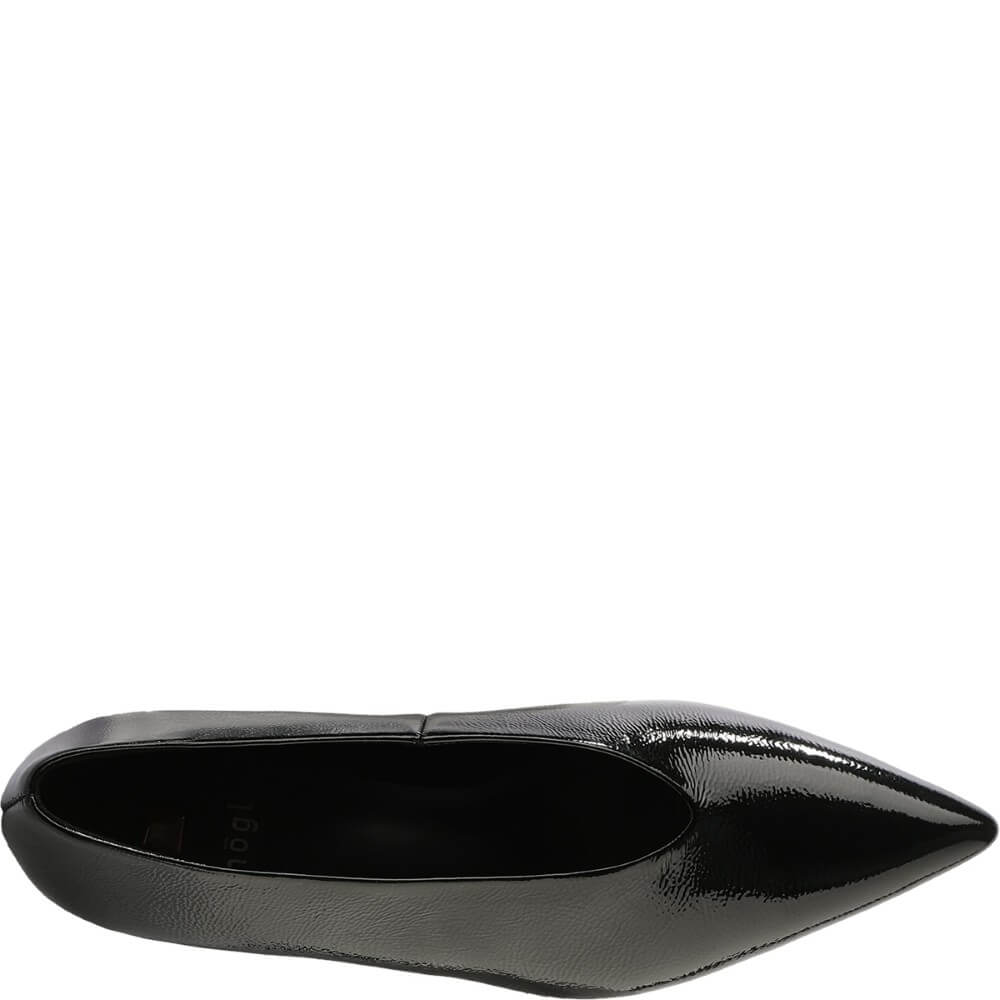Black patent leather pump on a white background Högl's pumps Marie 10 4535