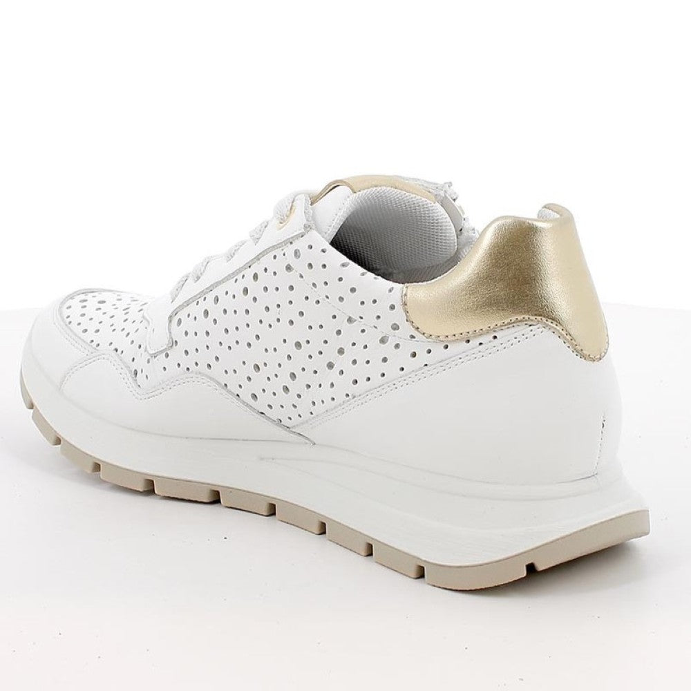 Igi & Co White sneaker with gold accents on a white background