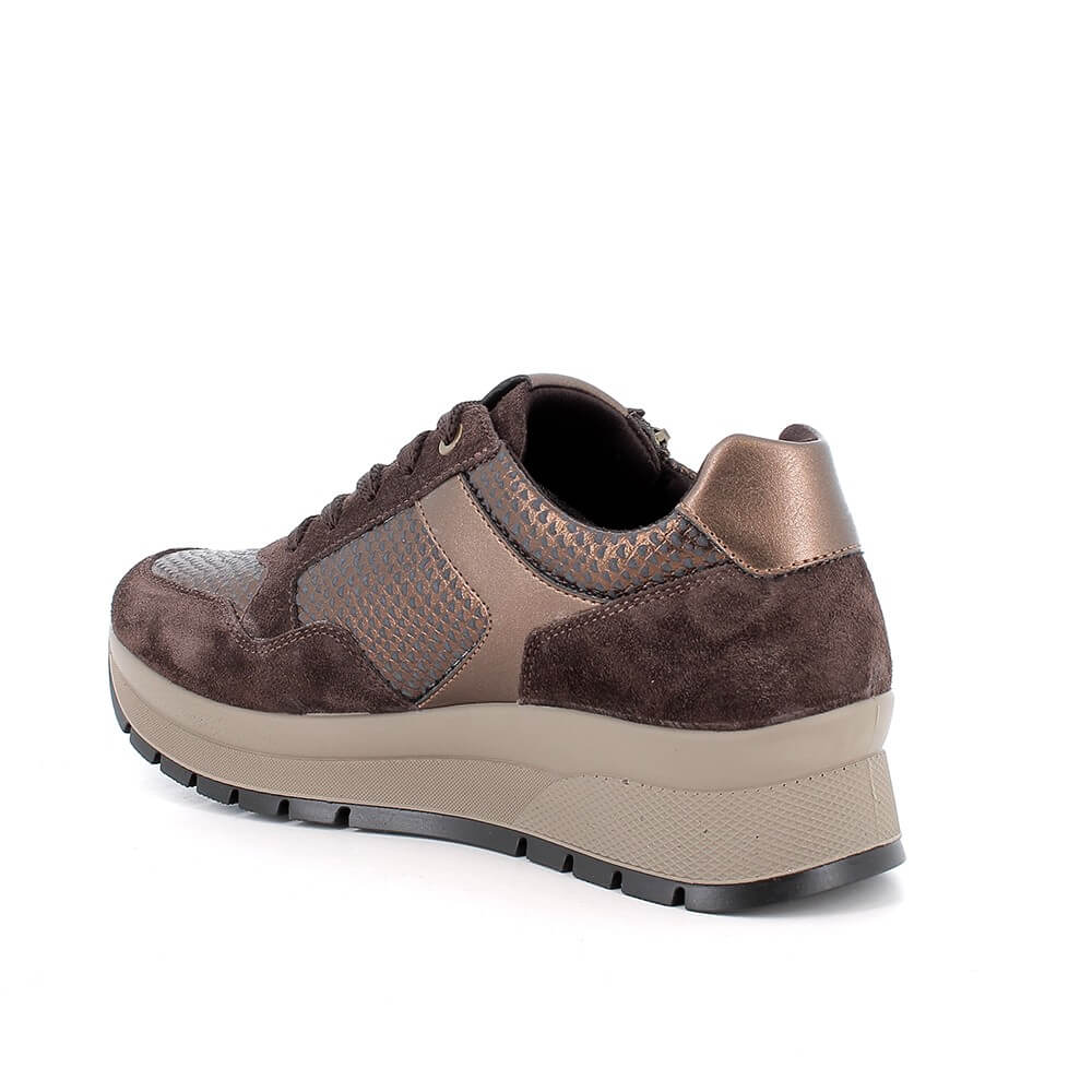 Igi & Co brown platform sneaker with a mix of suede, textured mesh, and metallic bronze panels, featuring a gold-tone zipper pull and a thick beige platform sole.