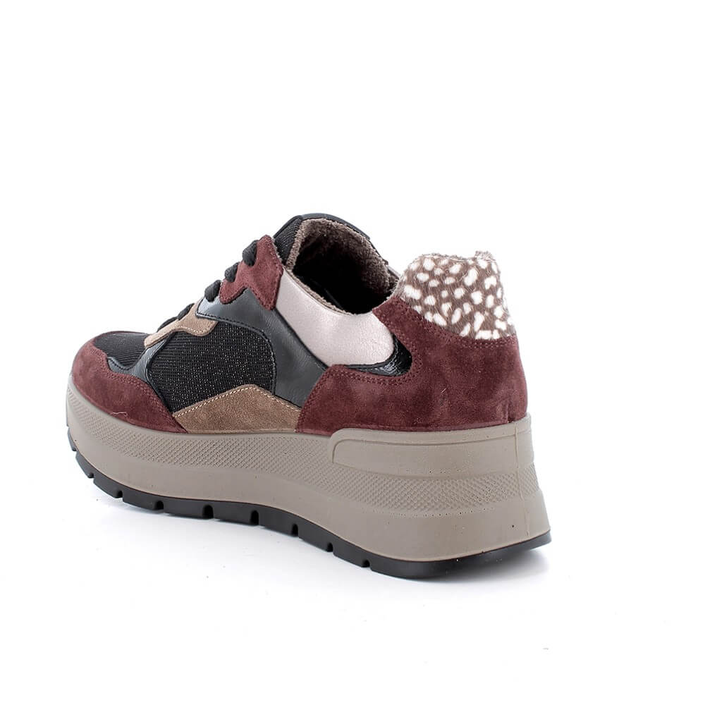 Igi & Co low-top platform sneaker featuring a mix of burgundy suede, black mesh, and tan synthetic panels, with a thick beige platform sole and black outsole.