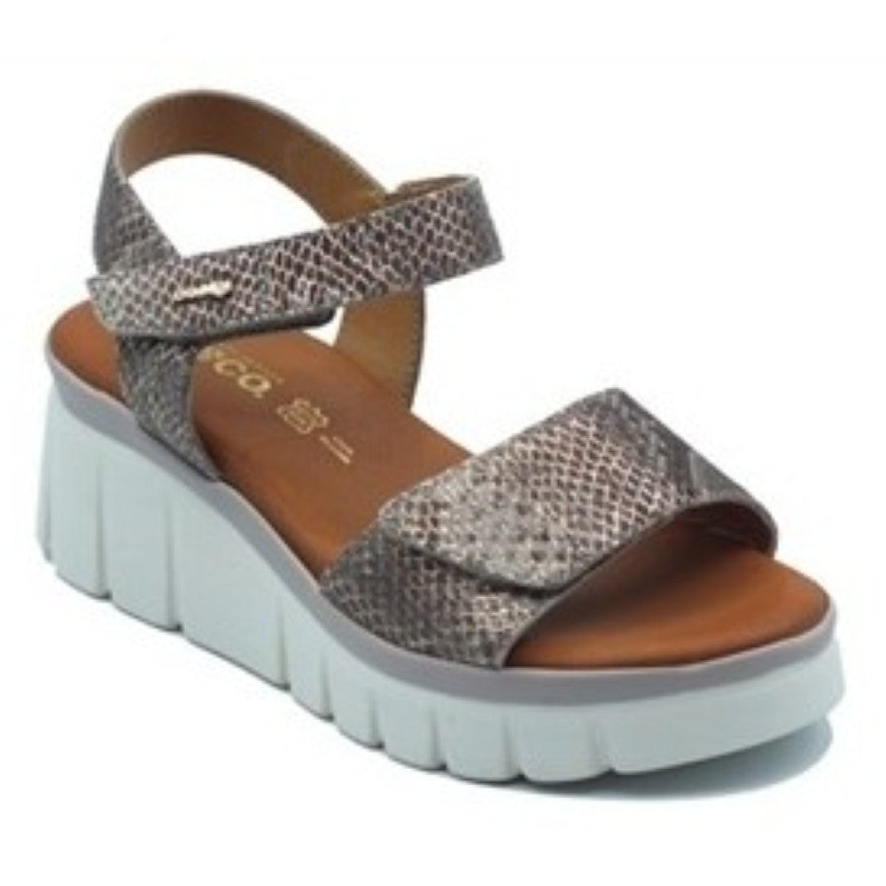 Igi & Co Snake Silver glittery sandal with brown insole on a white background