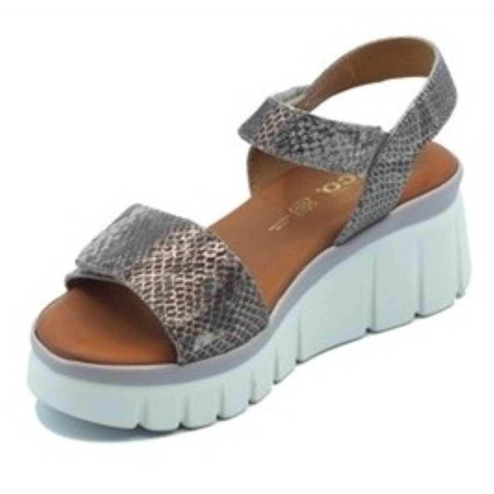 Igi & Co Snake Silver glittery sandal with brown insole on a white background