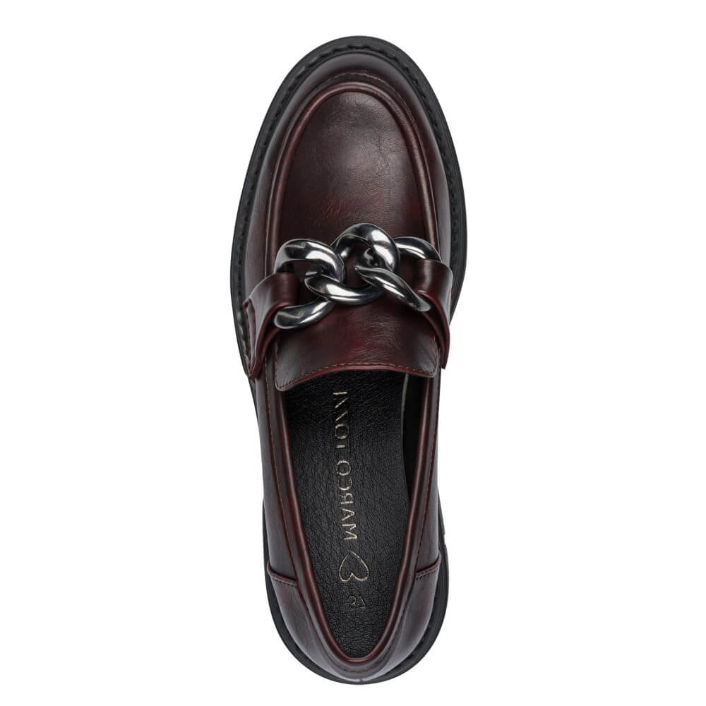 wine loafer shoe with silver chain detail and '100% Vegan' label on a white background Marco Tozzi Vegan Loafer 2-24705-BORDEAUX