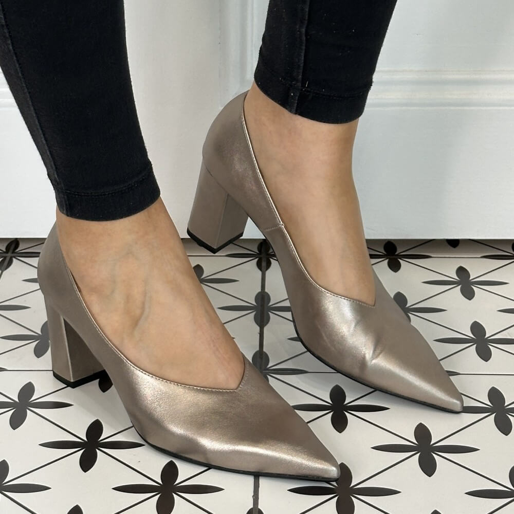 Metallic high-heeled shoes worn with black pants Marian Block Heel Court Shoe 2305 Onix Gold