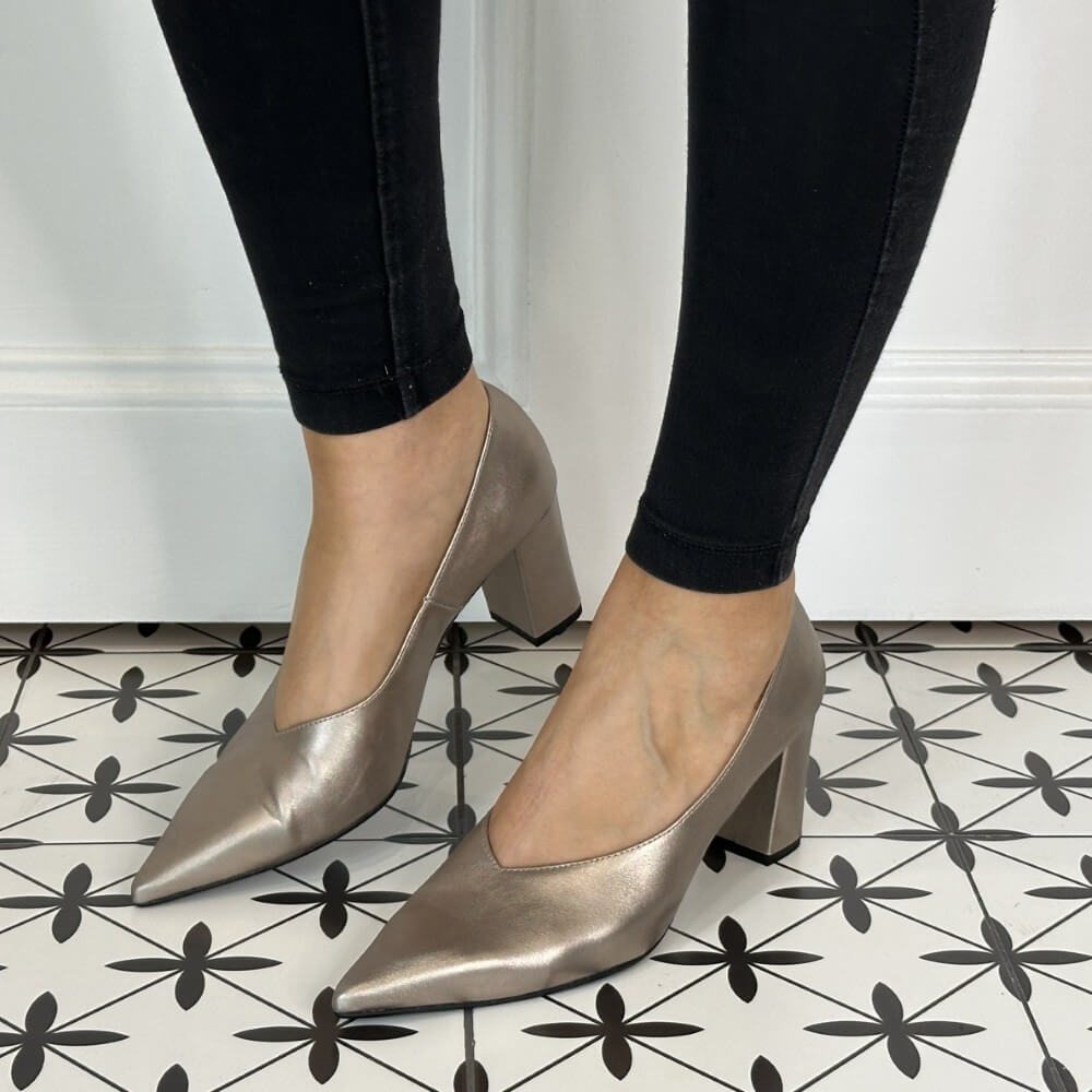 Metallic high-heeled shoes worn with black pants Marian Block Heel Court Shoe 2305 Onix Gold