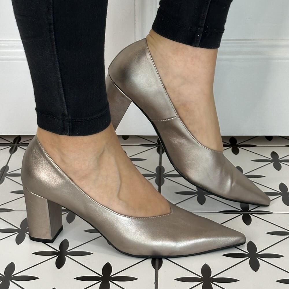 Metallic high-heeled shoes worn with black pants Marian Block Heel Court Shoe 2305 Onix Gold