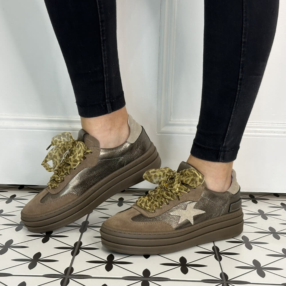 Brown sneaker with star design on a white background Meline Retro 526 M-Z -TAUPE