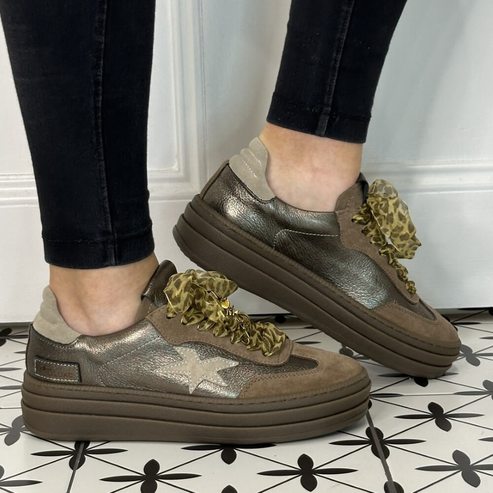 Brown sneaker with star design on a white background Meline Retro 526 M-Z -TAUPE