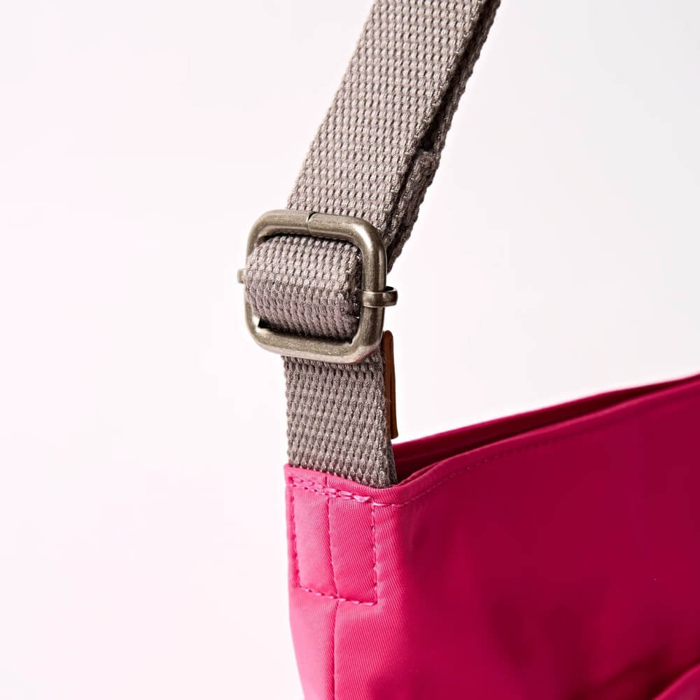 ROKA KENNINGTON SUSTAINABLE  CROSSBODY GRANITA RED NYLON