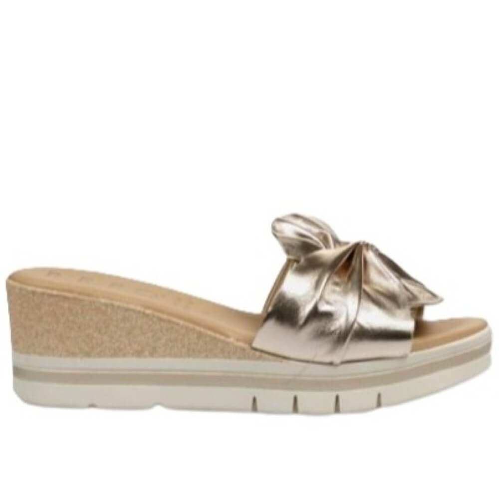 Repo Gold sandal with a bow on a white background