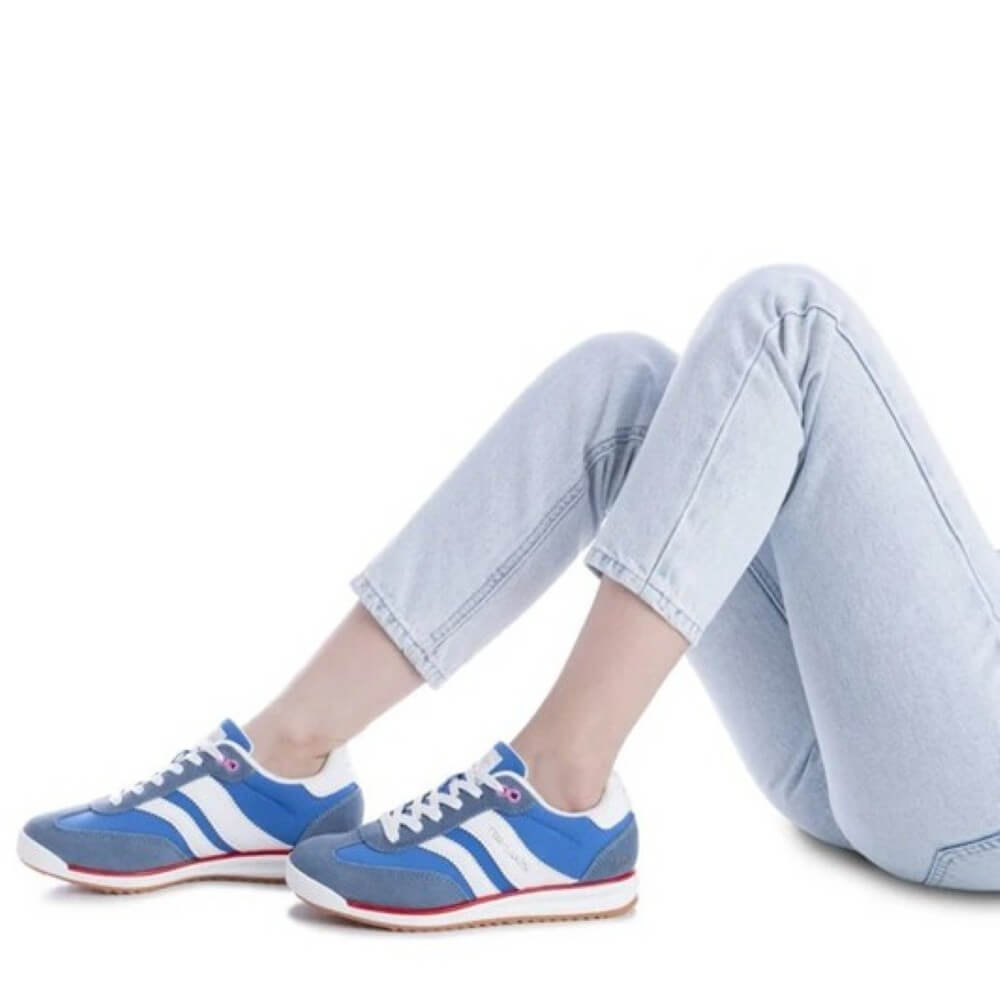 Blue and white sneakers worn with light blue jeans on a white background   Teddy Smith Sneaker 120320 Azul