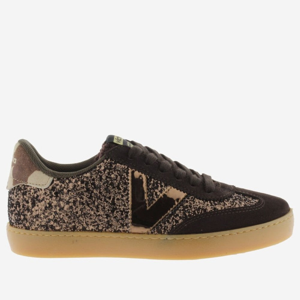 A Victoria low-top sneaker featuring a brown and beige speckled pattern, dark brown suede overlays, a black laces, and a gum-coloured sole, shown against a plain light grey background.