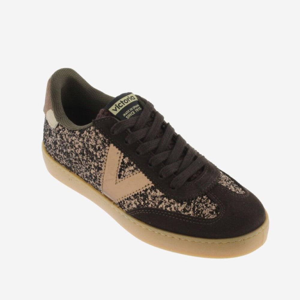 A low-top Victoria sneaker in dark brown suede and textured knit, featuring a beige V-shaped logo and a light tan gum sole, shown on a light gray background.