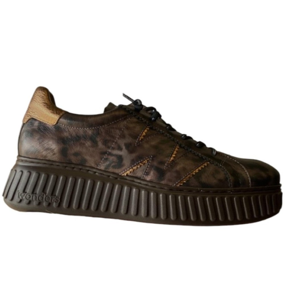 A single brown platform sneaker with a textured, distressed leather upper, brown laces, and a thick, ribbed dark brown sole. The brand name 'wonders' is embossed on the side of the sole.
