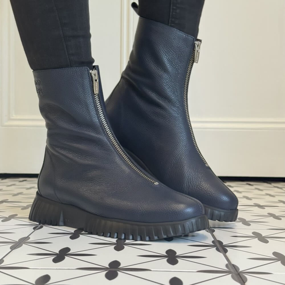 Navy Leather Boot with a centre zip. Wonders Flexfly 03 Leather Centre Zip A-4403-NAVY