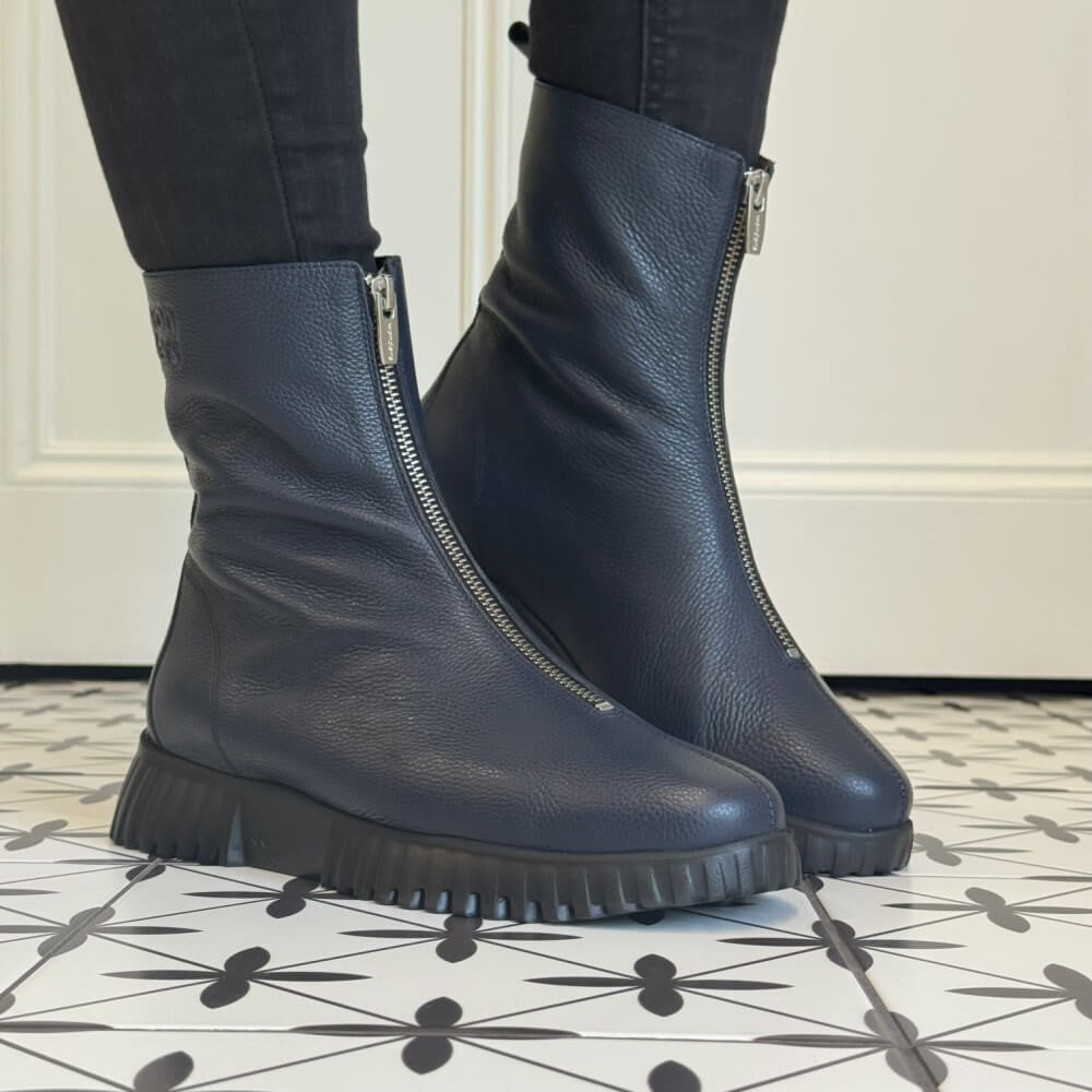 Navy Leather Boot with a centre zip. Wonders Flexfly 03 Leather Centre Zip A-4403-NAVY