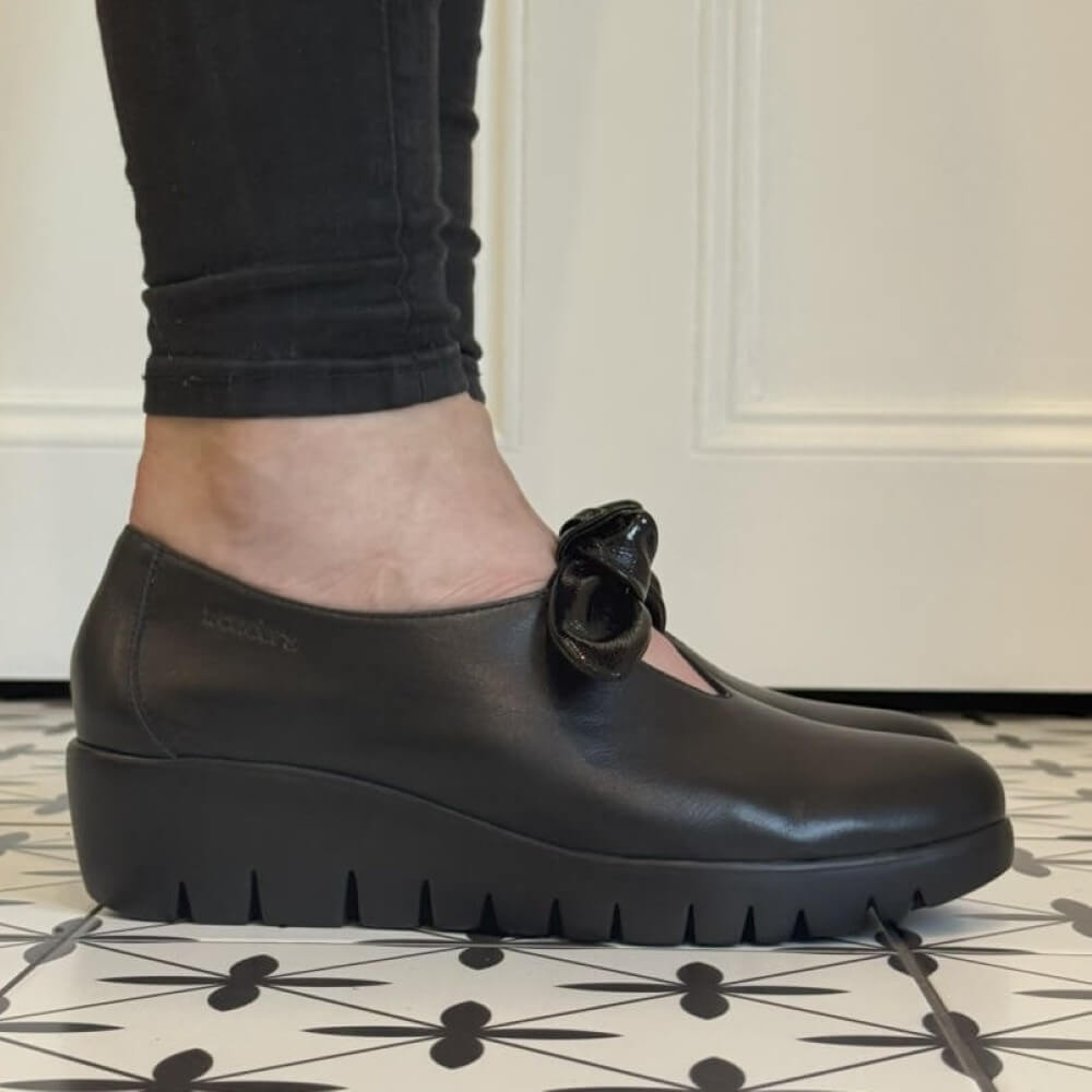 Black shoe with a bow Wonders Fly Bow C-33159 loafers