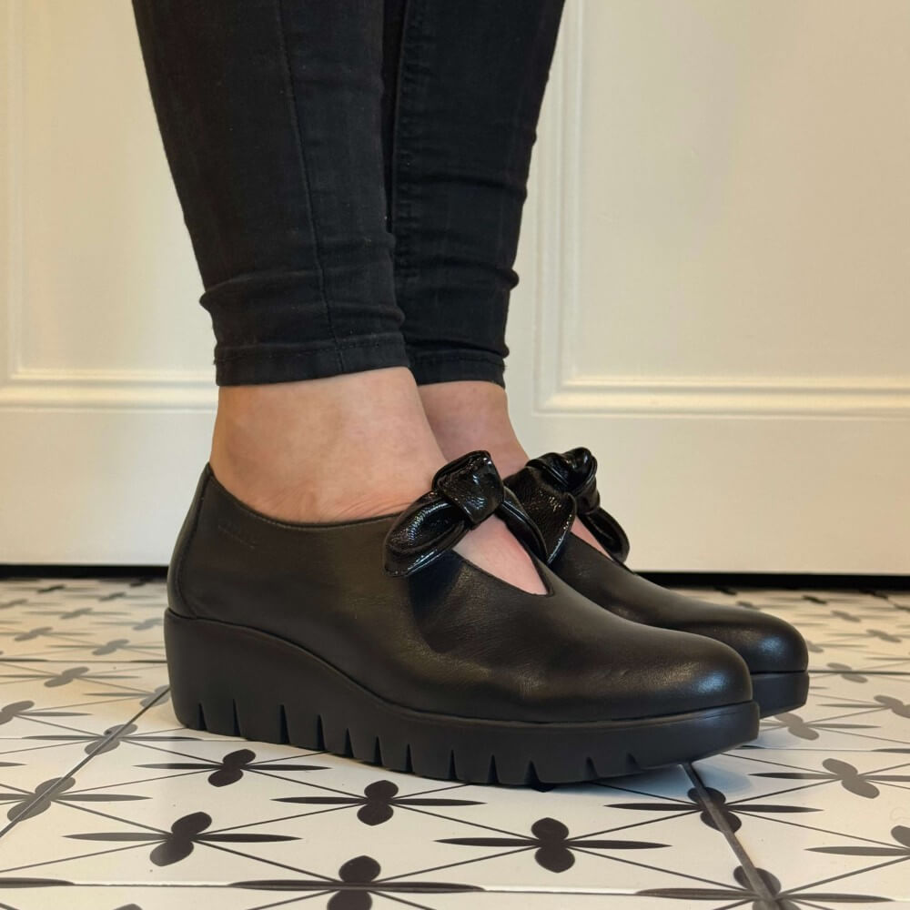 Black shoe with a bow Wonders Fly Bow C-33159 loafers