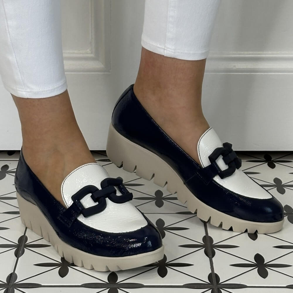 Wonders Fly Loafer C-33311 Classic Summer colour combination of Navy and White