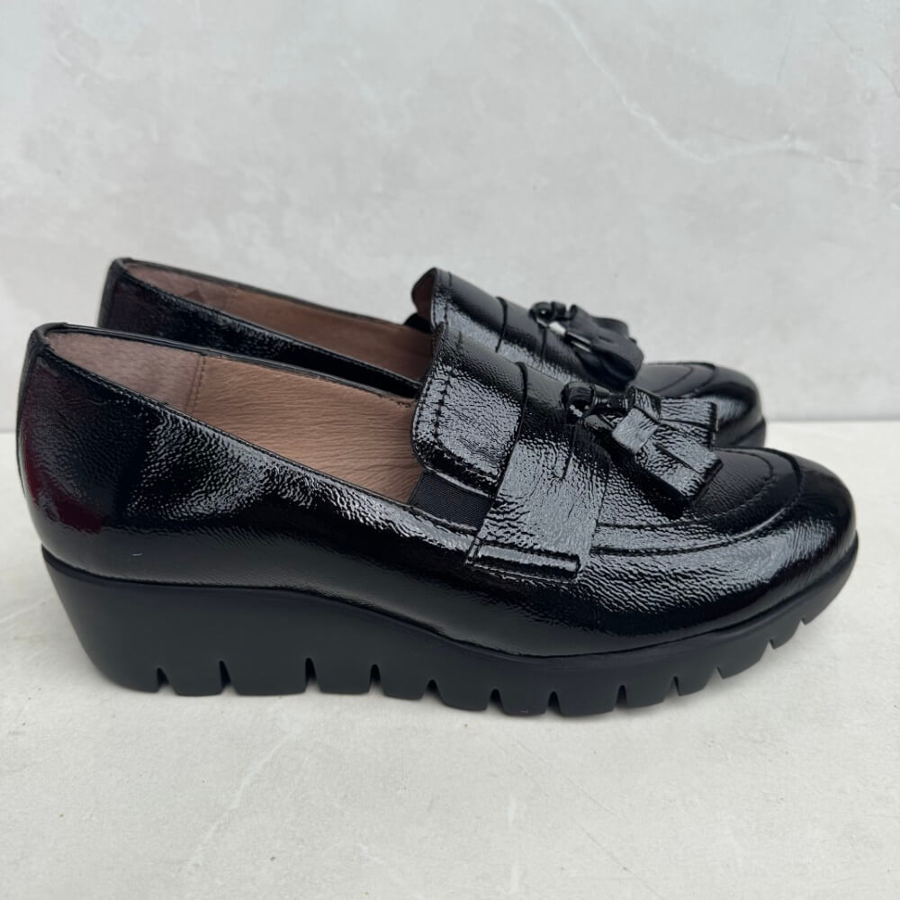 Black loafers with tassels Wonders Fly 42 Leather Wedge C-33342-BLACK