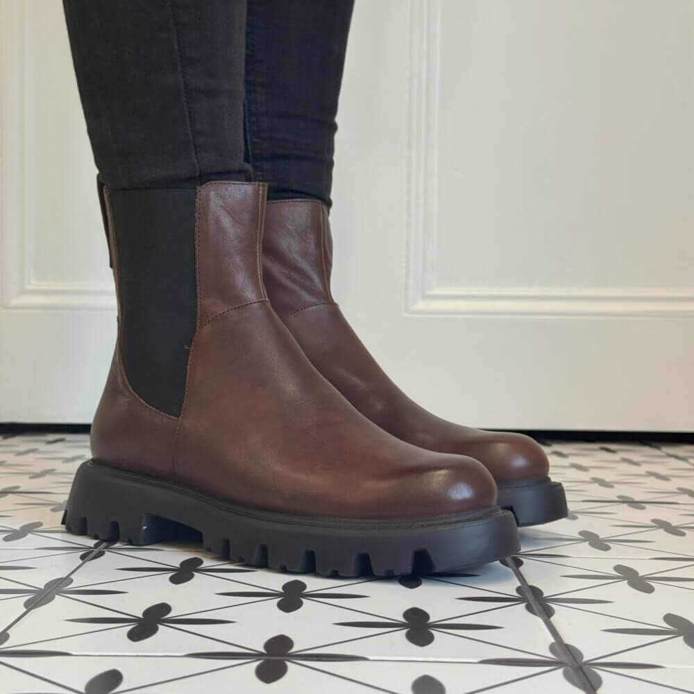 Brown leather boot with thick sole. Wonders Goodfly 11 Leather Chelsea C-7511 Marron Brown