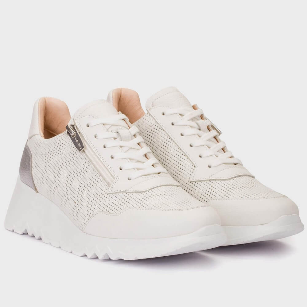 Wonders E-6771 White sneakers on a light gray background