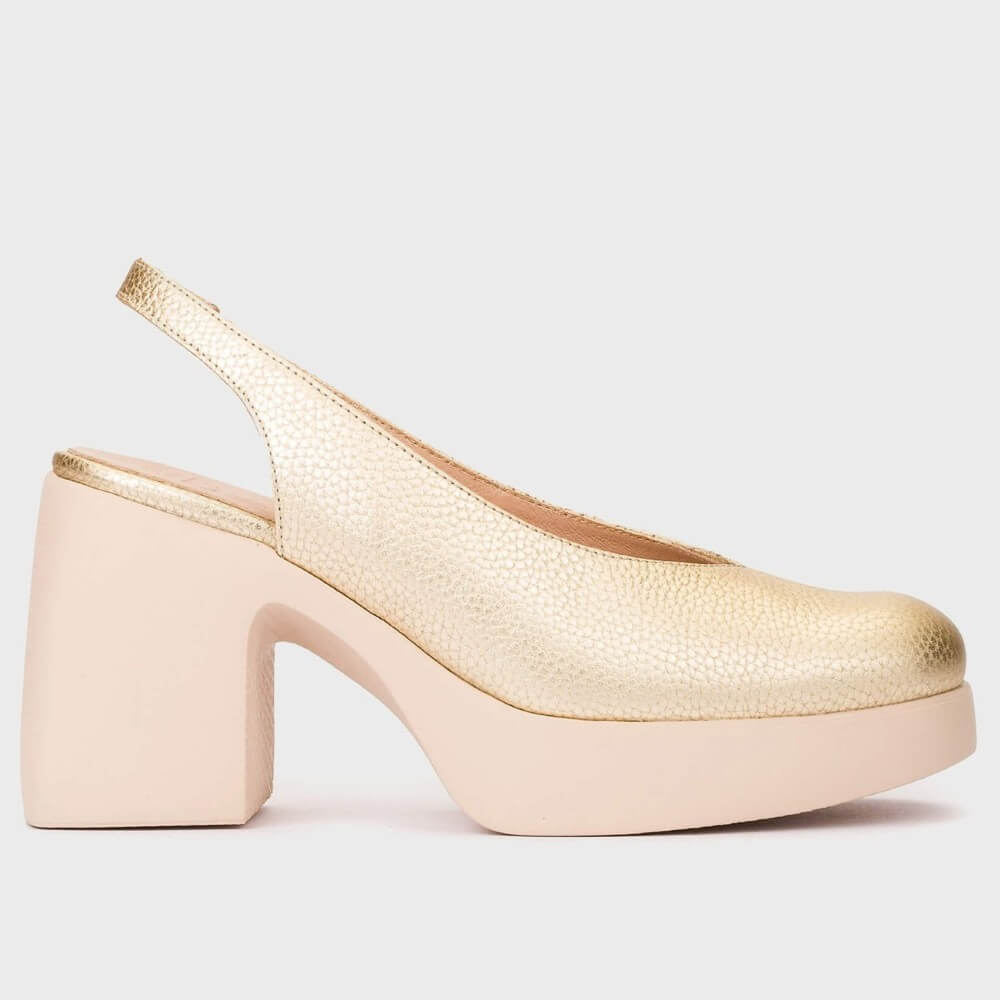 Wonders Lady 90 Gold platform shoe on a light gray background