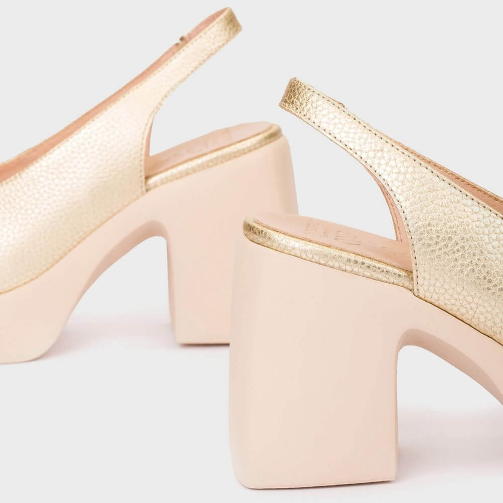 Wonders Lady 90 Gold platform shoe on a light gray background