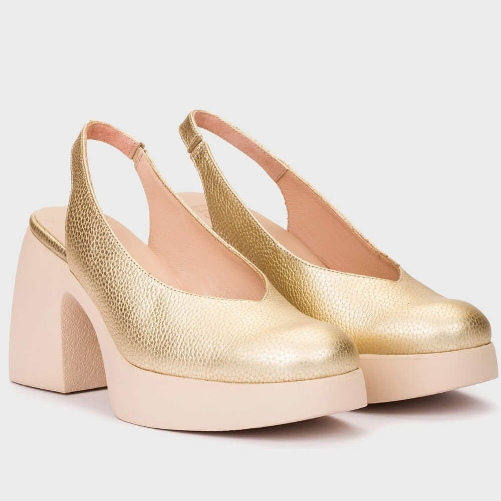 Wonders Lady 90 Gold platform shoe on a light gray background