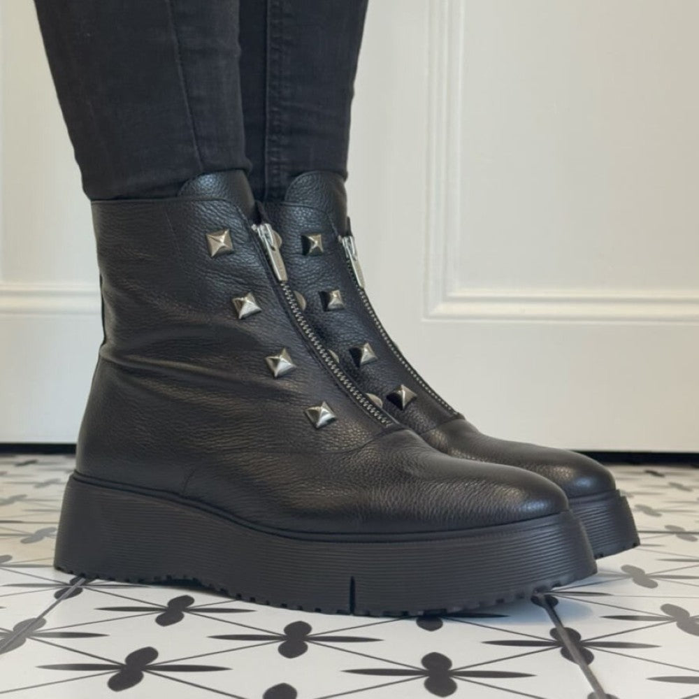 Black platform boots with studded details  Wonders Leather Centre Zip Studs A-9301-BLACK