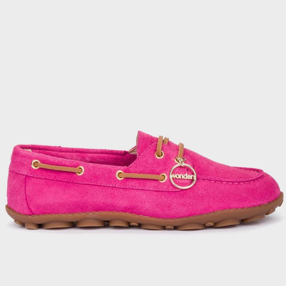 Wonders NYSA Pink loafer shoe with gold accents on a white background