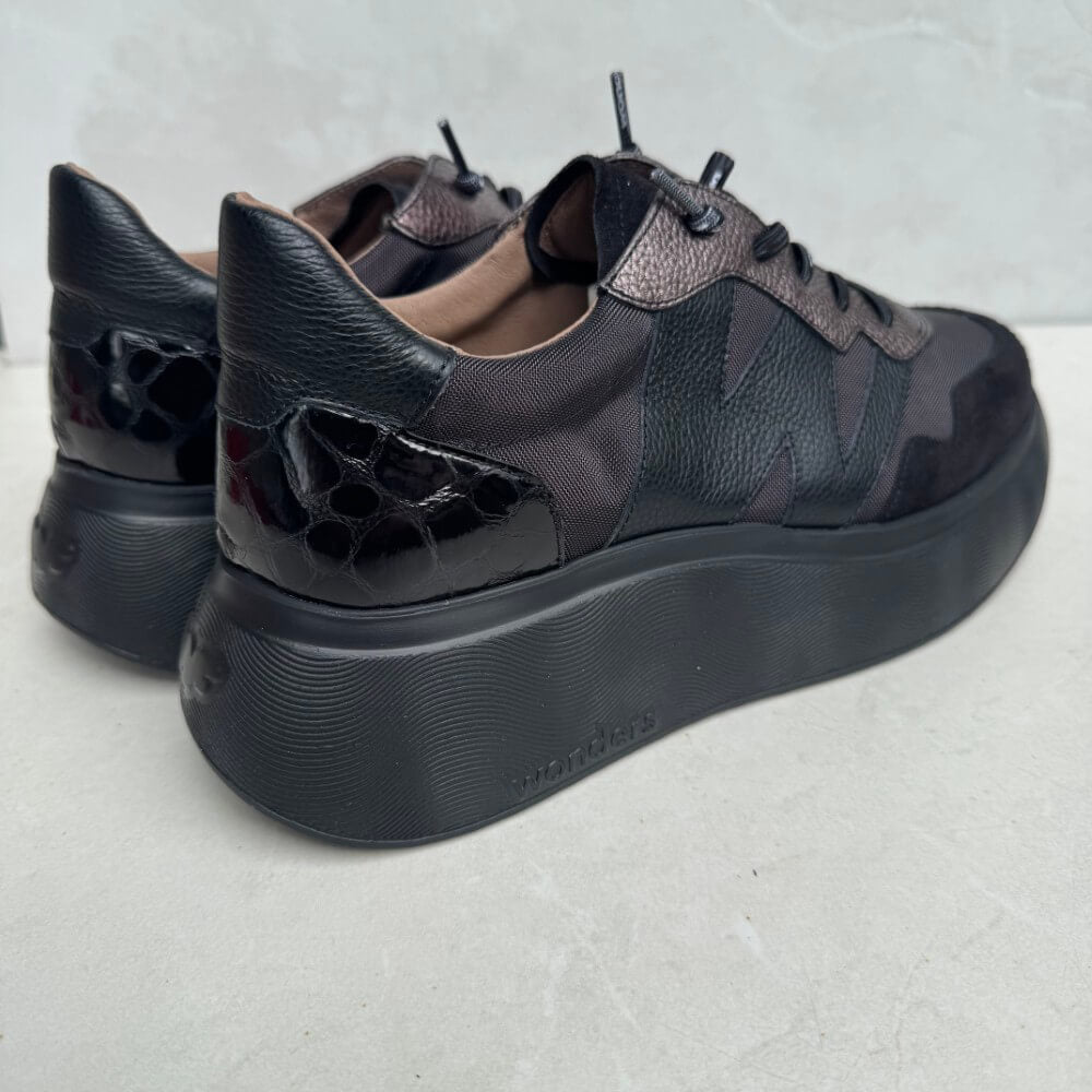Black sneakers with a thick sole Wonders Roma 31 Trainer A-3631-BLACK