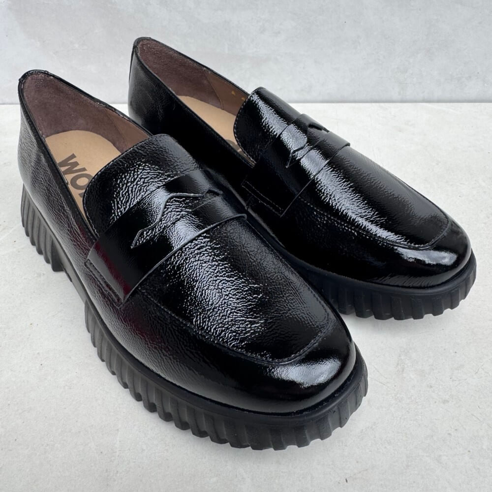 Black loafers with thick soles  Wonders Flexfly 02 Leather Slip on  A-4402-BLACK